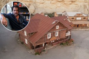 El periodista y escritor Manuel Jabois y el poblado Western Leone de Tabernas.
