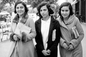 Lola Rodríguez, Lola Herrera y Luisa López, tres jóvenes de los años de la República, caminando por el Paseo en 1931, con sus peinados a lo garçon.