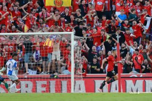 Fuentes celebrando uno de los goles que le hizo al Sabadell en Son Moix.