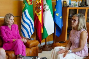 Julia Ibáñez junto a Nuria Victoria López.