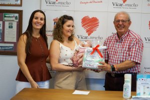 Entrega de un kit de bienvenida a una familia.