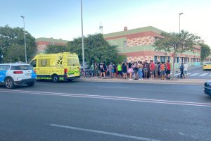Una ambulancia atiende al herido en el lugar del siniestro.