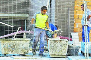 Albañiles en una obra en Almería.