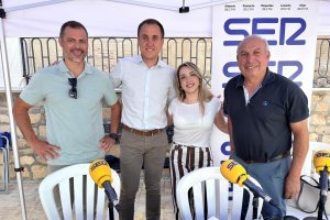 Emilio Gimeno, de Horno de Martin; el alcalde de Vera, Alfonso García; y el pregonero de la Feria de Vera 2026, Pedro López Soler; pasaron por los micrófonos de la SER.