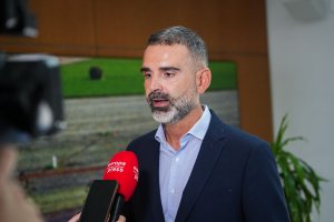 Fernández-Pacheco en la atención a los medios de comunicación.
