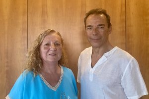 Mari Ángeles González, presidenta de la Asociación de Dislexia de Almería, junto al periodista Antonio Hermosa, recuerda que una orden ministerial ofrece adaptaciones a los opositores con esta patología.