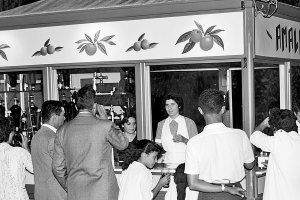 Imagen del kiosco de Amalia en los años cincuenta, cuando era un lugar muy frecuentado por las familias almerienses cuando paraban a refrescarse allí después de afrontar los paseos reglamentarios.