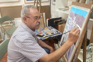 El pintor José Mario Sarabia pintando una de sus obras en su estudio.