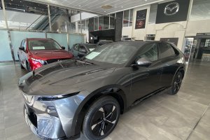 El nuevo modelo SUV eléctrico en las instalaciones de Mazda Indacentro