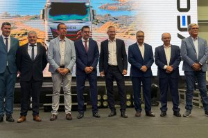 Inauguración para la historia de Iveco Bahía con directivos y representantes políticos en las nuevas instalaciones de Pechina.