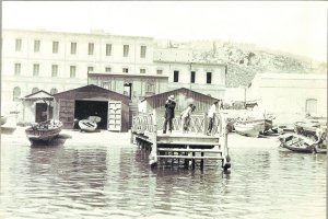 Primitiva estación marítima de la Junta de Obras del Puerto en una imagen fechada en 1909 realizada por el fotógrafo Antonio Mateos.