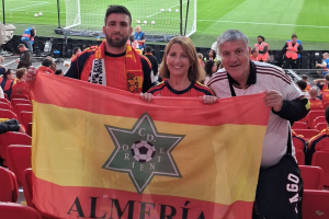Una familia feliz llevando el nombre de Almería por el mundo.