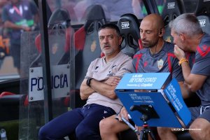 Xavi García Pimienta, en el banquillo del Estadio de Son Moix.