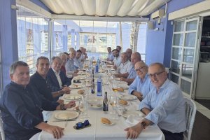 Foto de familia del homenaje a Eduardo Fernández en el Catamarán.
