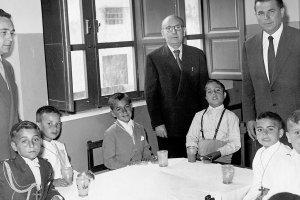 Don José Sánchez Sánchez (en la parte derecha de la imagen), cuando era maestro en un colegio de Pescadería, festejando el desayuno después de una Primera Comunión.