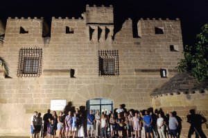 Un grupo de turistas ante uno de los puntos más destacados del municipio de Cuevas