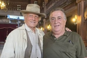 Rafael Molina, propietario y gerente del poblado Fort Bravo, junto al actor italiano Terence Hill en julio de 2025.
