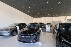 La nueva apuesta de SYRSA se llama Geely y apunta a superventas