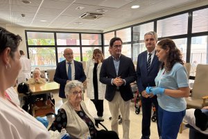 El delegado del Gobierno, Francisco Góngora, ha visitado la residencia de mayores Ángeles Parra en el municipio de Huércal-Overa