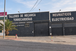 Fachada de Talleres Torrecárdenas, que cierra tras más de 40 años.