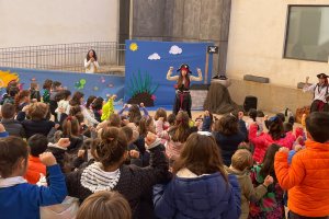 Trini lleva años trabajando con colegios, bibliotecas y ayuntamientos de Almería mediante cuentacuentos, talleres y propuestas de animación cultural.