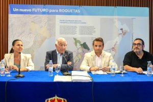 La Delegada Territorial de Vivienda de la Junta de Andalucía, Dolores Martínez, el alcalde de Roquetas, Gabriel Amat, el concejal de vivienda, José Luis Llamas, y Manuel González, del equipo redactor.