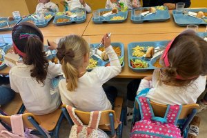Imagen de archivo de menores en un comedor escolar.