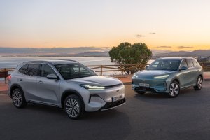 El Geely E5  combina alta eficiencia para el día a día con un amplio espacio interior, un maletero con una capacidad de 461 litros y una autonomía WLTP en ciclo urbano de hasta 628 km1.