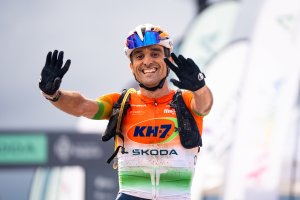Luis Ángel Maté logra el triunfo de etapa en una día con muchas alternativas.