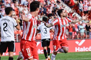 Miguel de la Fuente marcaba el 2-1 que daba la victoria al Almería ante el Burgos en un Mediterráneo lleno de felicidad.