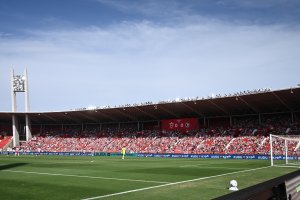 La grada de Preferencia se cubrió coincidiendo con el himno del Almería.