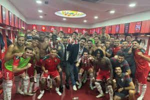 El presidente del Almería liderando la fiesta en el vestuario.