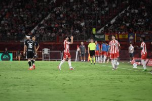Los jugadores abandonan el campo sabiendo que tienen los mejores recambios.