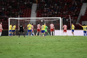 El Cádiz hizo el segundo gol sobre la bocina con una defensa relajada.