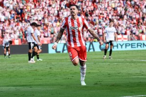 La celebración de Miguel de la Fuente tras el 2-1 ante el Burgos.