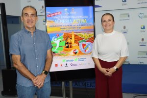 Unicaja Costa de Almería presenta a su equipo ante su afición frente al Benfica en el Torneo Internacional de Voleibol Almería Activa.