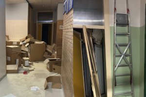 Dos escenas de los daños causados en el interior del CEIP Santa Isabel, donde habrían robado material y provocado desperfectos durante la pasada madrugada.