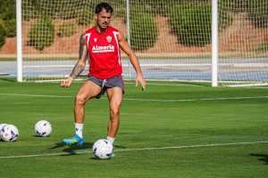 Álex Sola ha sido apartado, entrenará solo y no coincidirá con sus compañeros en los entrenamientos.