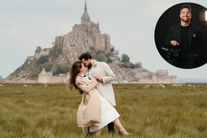 Imagen de una pareja durante su preboda en el Monte Saint-Michel, en Normandía. En la de la derecha: el fundador de Ártico Bodas, Francisco Javier Tito.