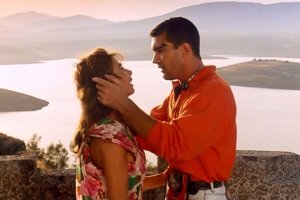 Hace unos días me encontré un artículo sobre Átame, la extraordinaria película de Almodóvar con Victoria Abril y Antonio Banderas de 1989.