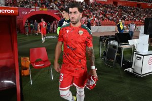 Es uno de los capitanes de la UD Almería, uno de los futbolistas con más experiencia de la plantilla de Xavi García Pimienta.