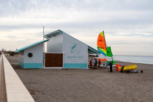 Apache Surf, dedicado a los deportes náuticos en la playa de Nueva Almería durante todo el año.