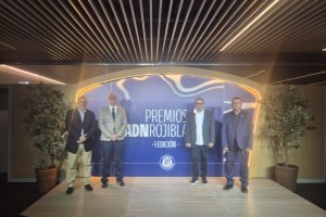 URA Clan recibe el premio de la Fundación Atlético de Madrid en la víspera de su Torneo de X Aniversario.