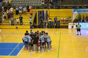 Los jugadores y el staff hacen piña tras golear a Xota.
