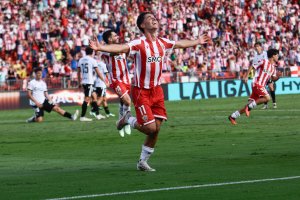 Sergio Arribas celebra el gol de Miguel de la Fuente ante el Burgos.