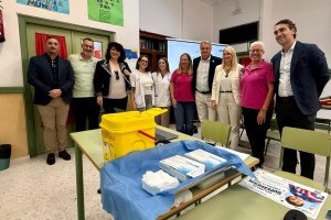 Los delegados de Educación y Sanidad visitan un colegio durante la vacunación frente a la gripe.