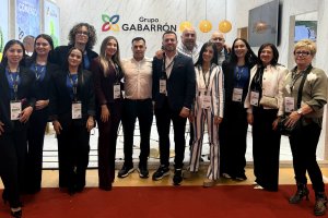 Representantes de Grupo GABARRÓN en su stand de Fruit Attraction 2026, celebrado en IFEMA Madrid.