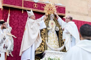 Imposición de la nueva corona a la Virgen de las Angustias de Vera, en la que participó el obispo de Almería.