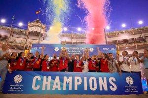 La jugadora número 19 de España a la izquierda de la imagen celebrando el título.