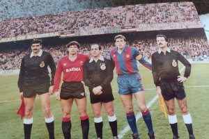 Fernández Tarifa a la derecha de la imagen en el Campo Nou.